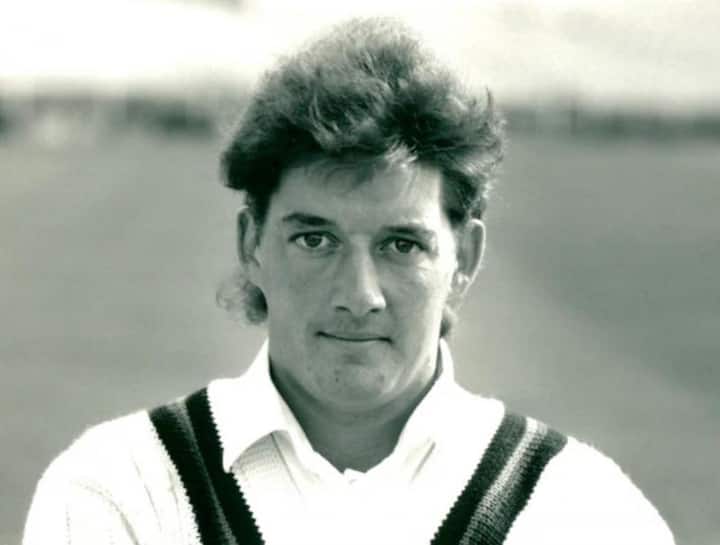 इयान फॉली या इंग्लिश क्रिकेटपटूचेही मैदानात खेळताना झालेल्या दुखापतीनंतर निधन झाले होते. सामन्यादरम्यान, फलंदाजी करताना डोळ्याखाली चेंडू लागला होता. दुखापतीनंतर रुग्णालयात दाखल केल्यावर शस्त्रक्रियेदरम्यान त्याला हृदयविकाराचा झटका आला आणि त्याचे निधन झाले. या घटनेनंतर प्रत्येक स्टेडियममध्ये आपत्कालीन वैद्यकीय सुविधा (Emergency Medical Support) ठेवणे बंधनकारक करण्यात आले.