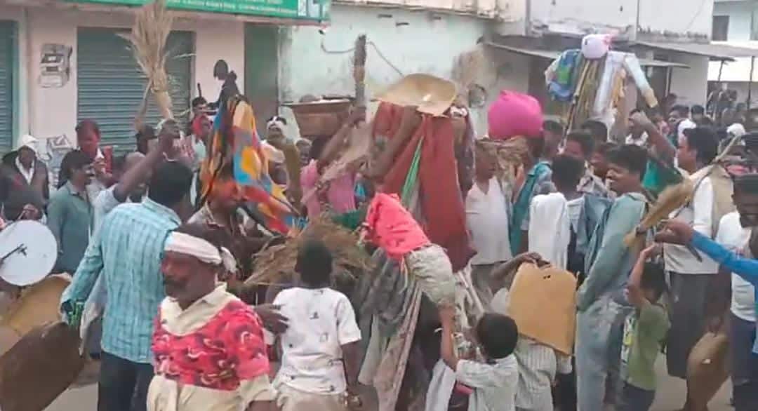 Nirmal Latest News: జెట్టక్క వెళ్ళిపో.. లక్ష్మీదేవి రా.. నిర్మల్ జిల్లాలో వింత ఆచారం.!