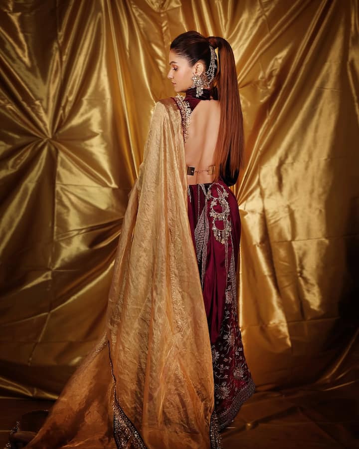 एक्ट्रेस ने आगे लिखा, ‘खैर! कोई भी डिज़ाइनर मेरे लिए लुक बनाने को तैयार नहीं था... इसलिए मैंने एक लुक बनाया..’ एक्ट्रेस की ये आउटफिट यूजर्स को खूब पसंद आ रही है.