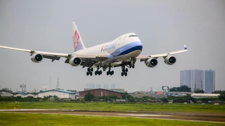 दिल्ली के इंदिरा गांधी इंटरनेशनल एयरपोर्ट पर बीते कुछ दिनों से एक नई चुनौती सामने आई है, GPS स्पूफिंग की. रिपोर्ट्स के मुताबिक, पिछले तीन दिनों में कई फ्लाइट्स को अपनी तय दिशा से हटकर उड़ना पड़ा, कई को तो डायवर्ट तक करना पड़ा.