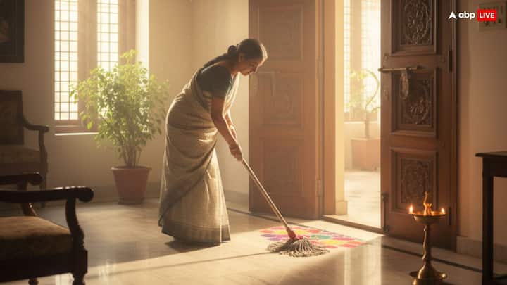 Vastu Tips: వాస్తు ప్రకారం ఇంటి శుభం కోసం కొన్ని నియమాలు ఉన్నాయి. ఇంటిని శుభ్రం చేసేటప్పుడు కొన్ని నియమాలు పాటించాలని చెబుతున్నారు వాస్తు శాస్త్ర నిపుణులు.