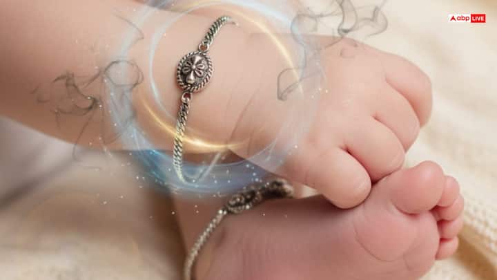 ज्योतिष शास्त्र के अनुसार, चांदी का संबंध चंद्रमा और शुक्र ग्रह से होता है. दोनों ही ग्रह मन, सौंदर्य और भावनाओं के प्रतीक हैं. जन्म के पहले 12 वर्षों तक बच्चा चंद्रमा के प्रभाव में रहता है. इसी कारण चांदी धारण करने से चंद्र दोष शांत रहता है.