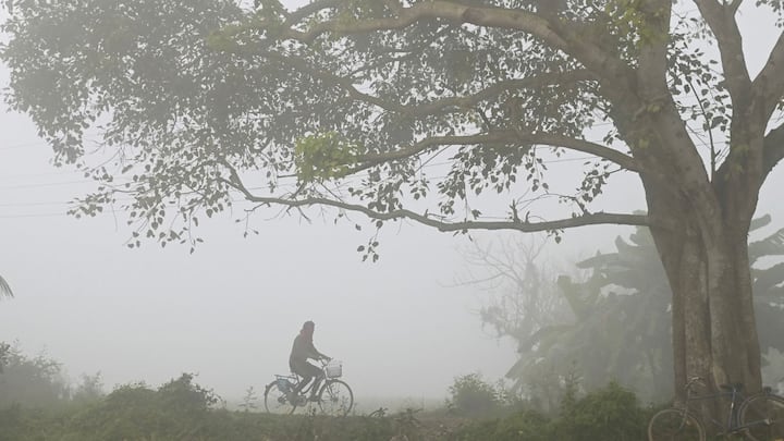 আলিপুর আবহাওয়া দফতর জানিয়েছে, বৃষ্টির সম্ভাবনা আপাতত নেই। আপাতত শুষ্ক আবহাওয়া। রৌদ্রজ্জ্বল পরিবেশ। সপ্তাহান্তে শীতের আমেজ একটু বাড়তে পারে, পূর্বাভাস মিলিয়েই রবিবারের সূর্যোদয়। 