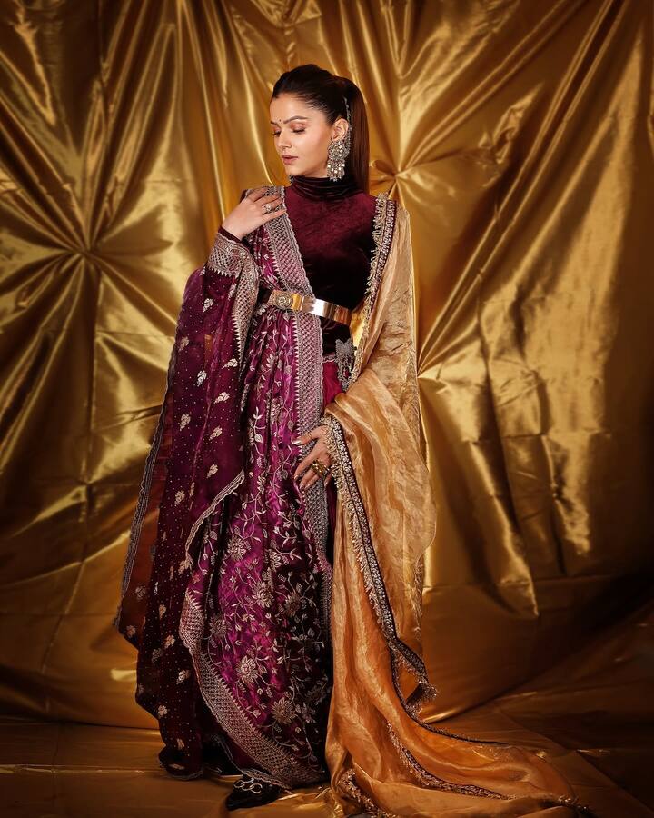 रुबीना दिलैक ने ये तस्वीरें अपने इंस्टाग्राम अकाउंट पर शेयर की हैं. जो अब खूब चर्चा बटोर रही हैं. फैंस भी इसकी जमकर तारीफ कर रहे हैं.