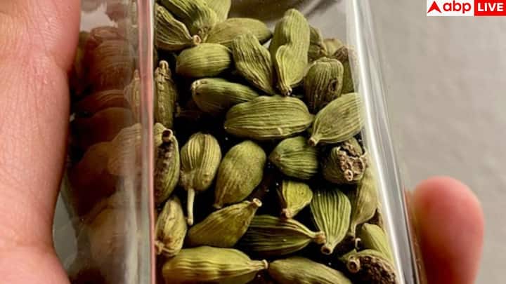 इलायची को एक नेचुरल डिटॉक्स एजेंट भी कहा जाता है. यह शरीर से टॉक्सिन्स यानी हानिकारक तत्वों को बाहर निकालती है, जिससे लिवर और किडनी बेहतर तरीके से काम करते हैं. अगर आप हर दिन सुबह गर्म पानी के साथ इलायची लें तो शरीर अंदर से साफ महसूस होता है.