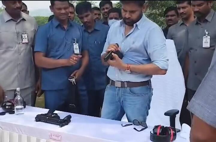 పవన్ కళ్యాణ్ ఏపీ పోలీస్ ఫైరింగ్ రేంజ్ వద్ద పిస్టల్స్ పరిశీలించారు. అనంతరం కొన్ని రౌండ్లు గన్ ఫైర్ ప్రాక్టీస్ చేసిన ఫొటోలు సోషల్ మీడియాలో వైరల్ అవుతున్నాయి.