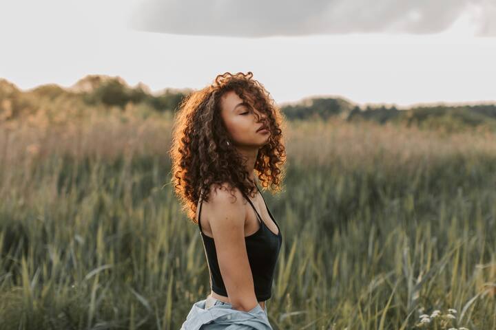 ছবি সূত্র- পিক্সেলস। শীতকালে প্রায় সকলেই গরম জলে স্নান করেন। তবে শ্যাম্পু করার পর চুল ধোয়ার সময় কিন্তু হাল্কা গরম জল ব্যবহার করবেন। বেশি গরম জল চুলের স্বাস্থ্যের পক্ষে ক্ষতিকর।