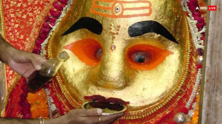 उज्जैन का काल भैरव मंदिर भी अपनी अनोखी परंपरा के लिए प्रसिद्ध है. यहां भगवान भैरव को शराब का प्रसाद चढ़ाया जाता है, जो पूरे भारत में अद्वितीय है. इस प्रसाद को न तो कोई भक्त छू सकता है और न ही घर ले जा सकता है, क्योंकि यह केवल भैरव देव के लिए ही अर्पित होता है.