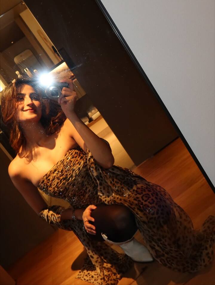 The actress is looking stunning in leopard print strapless mini dress. Seeing her beauty and radiance in these pictures, anyone has fallen in love with her. Shweta Tiwari's Ladli attracted everyone's attention with her latest pictures.