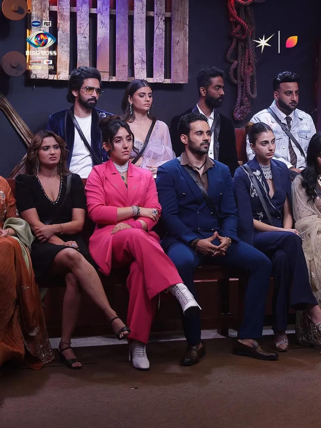 BB19 Weekend Ka Vaar: 'बिग बॉस 19' से कटा इन दो कंटेस्टेंट का पत्ता, फूट-फूटकर रोईं अशनूर कौर