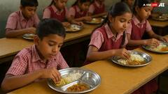 अखबार पर परोसा मिड-डे मील, अब अचानक स्कूल में आ गईं चमचमाती प्लेटें! पढ़ें पूरा मामला