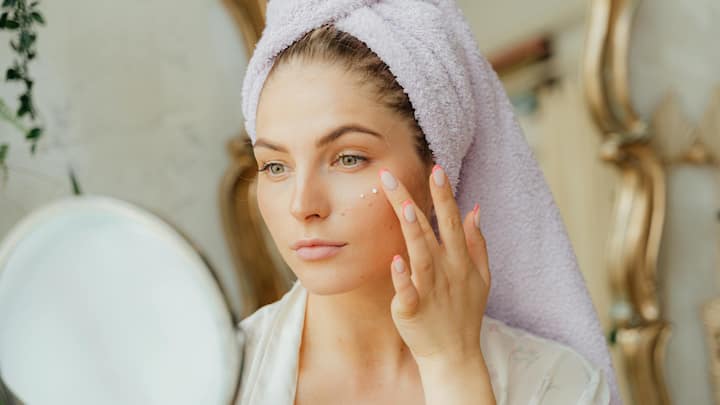 5. Deep Moisturising: Winter needs richer textures that seal in hydration. Moisturisers with shea butter, ceramides, or squalane deeply nourish without feeling greasy. Water-based creams with silica work well for those with oily or combination skin. (Image Source: Canva)