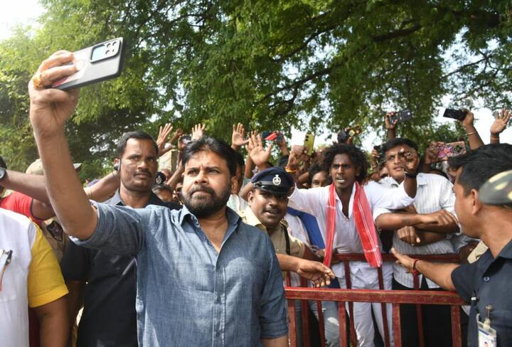 జనావాసాలు, పొలాల్లోకి వచ్చే అడవి ఏనుగులనుకుంకీ ఏనుగుల ద్వారా కట్టడి చేయవచ్చు. కుంకీ ఏనుగుల విన్యాసాలను వీక్షించిన పవన్ కళ్యాణ్ వాటికి ఆహారం తినిపించారు. తన కోసం వచ్చిన అభిమనులతో సరదాగా సెల్ఫీ దిగారు.