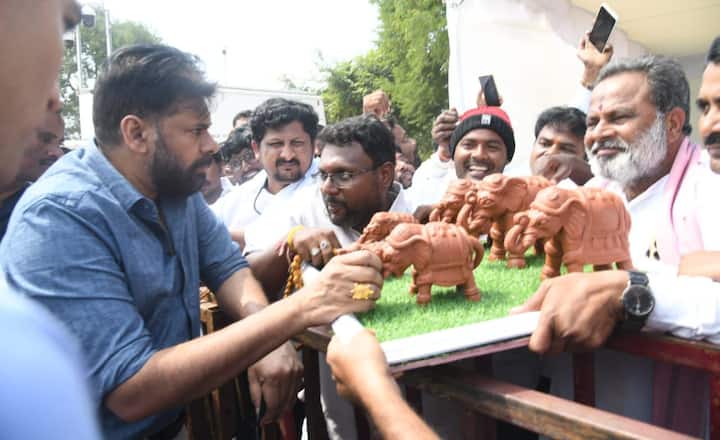 చిత్తూరు జిల్లాలో కుంకీ ఏనుగుల కేంద్రాన్ని ఏపీ డిప్యూటీ సీఎం పవన్‌ కళ్యాణ్ ప్రారంభించారు. పలమనేరు మండలం ముసలిమడుగులో 20 ఎకరాల్లో కుంకీ ఏనుగుల కేంద్రాన్ని  ఏర్పాటు చేశారు.