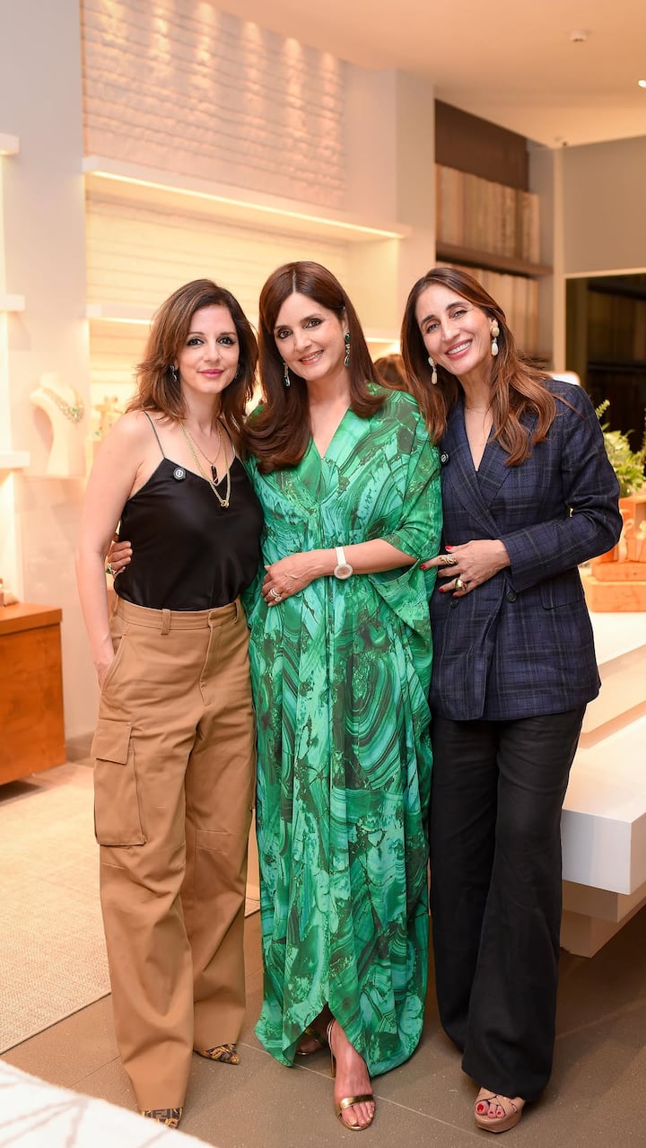 Sussanne Khan has two elder sisters. One of them is Simone Arora who is a businesswoman and the name of the other sister is Farah Khan Ali.