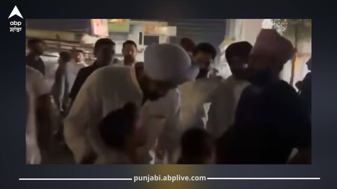 ਪੰਜਾਬ ਕਾਂਗਰਸ ਦੇ ਪ੍ਰਧਾਨ ਨਵੇਂ ਵਿਵਾਦ 'ਚ ਫਸੇ, ਸਿੱਖ ਬੱਚਿਆਂ ਦੇ ਜੂੜਿਆਂ ਨੂੰ ਛੂਹ ਕੇ ਕਿਹਾ- 'ਕਿੱਧਰ ਚਲੇ 2 ਸਰਦਾਰ, ਟੂ-ਟੂ-ਟੂ-ਟੂੰ... Punjab Congress chief in controversy for touching Sikh kids’ juda; Sukhbir Badal calls it insult to Sikhs ਪੰਜਾਬ ਕਾਂਗਰਸ ਦੇ ਪ੍ਰਧਾਨ ਨਵੇਂ ਵਿਵਾਦ 'ਚ ਫਸੇ, ਸਿੱਖ ਬੱਚਿਆਂ ਦੇ ਜੂੜਿਆਂ ਨੂੰ ਛੂਹ ਕੇ ਕਿਹਾ- 'ਕਿੱਧਰ ਚਲੇ 2 ਸਰਦਾਰ, ਟੂ-ਟੂ-ਟੂ-ਟੂੰ...