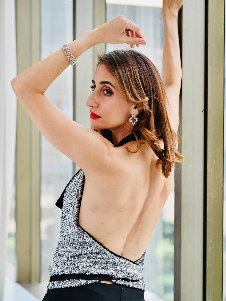 Farah is wreaking havoc in this backless dress. She has completed her look with diamond accessories in which she is looking quite gorgeous.