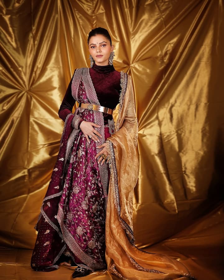 वर्कफ्रंट की बात करें तो रुबीना दिलैक इन दिनों अपने पति अभिनव शुक्ला के साथ टीवी रिएलिटी शो ‘पति पत्नी और पंगा’ में नजर आ रही हैं.