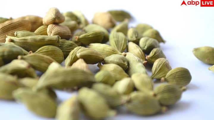 इलायची शरीर में एनर्जी लेवल को बढ़ाने में मदद करती है. इसमें मौजूद नेचुरल ऑयल्स और मिनरल्स ब्लड सर्कुलेशन को बेहतर करते हैं, जिससे शरीर में ऑक्सीजन की सप्लाई बढ़ती है.