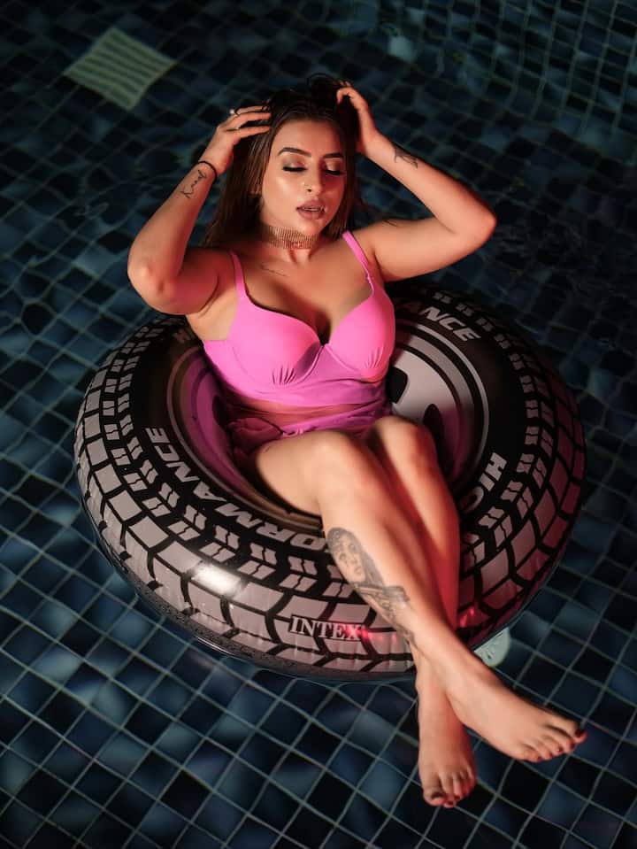 एक्ट्रेस का कर्वी फिगर और हॉटनेस किसी को भी दीवाना बना सकती है। उनकी तस्वीरें सोशल मीडिया पर तहलका मचा देती हैं। इसके अलावा फैन्स उनकी तस्वीरों या वीडियो को खूब प्यार देते हैं।