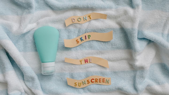 6. Sunscreen Every Day: Sunscreen continues to be a non-negotiable step. Even on cold or cloudy days, UV rays can damage and dry out the skin. Lightweight, hydrating sunscreens with SPF 30 or higher prevent pigmentation and premature ageing. (Image Source: Canva)