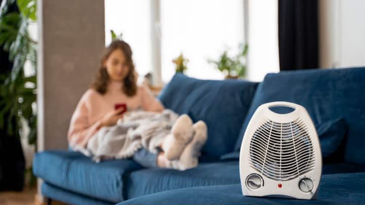 Choosing an energy-efficient model will also reduce electricity bills. Also, filter replacement should be easy so that it can be changed regularly. In today's era, purifiers with smart features are also being liked a lot. Features like Wi-Fi Connectivity, App Control, and Air Quality Indicator are available in these. With this you can check the air quality and switch the device on and off right from your mobile.