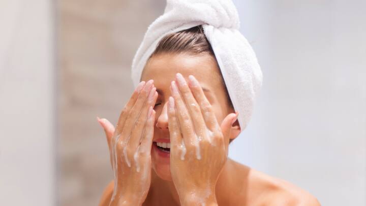 1. Gentle Cleansing: The first and most important step is still to clean.  In the winter, people prefer creamy or milk-based cleansers to foaming ones.  They clean well without taking away the oils that are already there.  Hyaluronic acid, glycerin, or aloe vera in formulas keep skin soft and moist after washing. (Image Source: freepik)