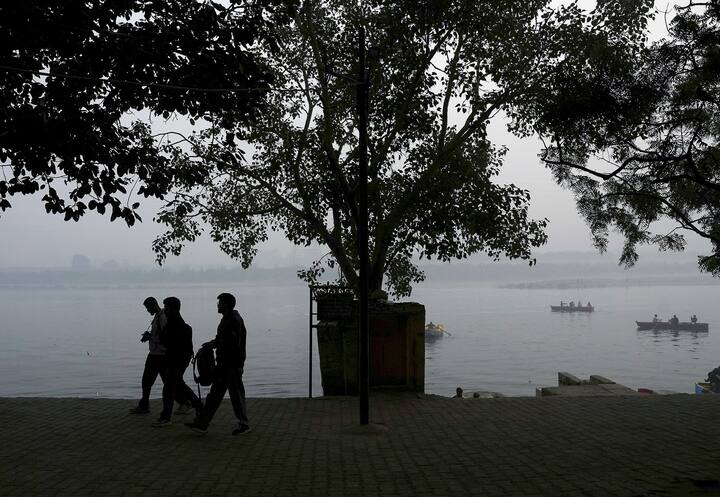 উত্তর-পশ্চিমের শীতল হাওয়ায় নামছে তাপমাত্রা জানাল আবহাওয়া দফতর। আগামী দু'-তিন দিনে পারদ আরও ২-৩ ডিগ্রি নামতে পারে ।