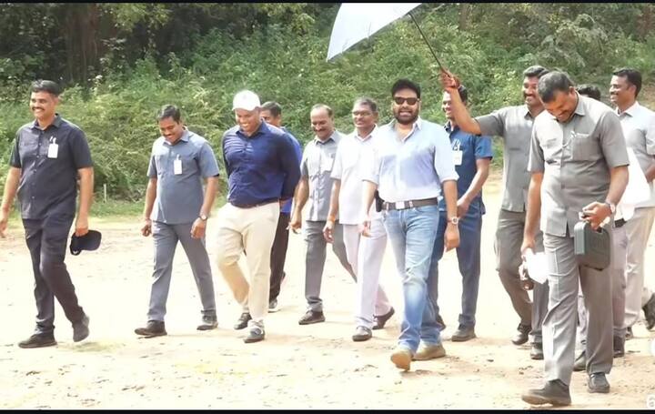 ఏపీ పోలీస్ ఫైరింగ్ రేంజ్‌ను సందర్శించిన పవన్ కళ్యాణ్ అక్కడ కాల్పుల విధానాలు, తుపాకీ నిర్వహణను అర్థం చేసుకోవడానికి అధికారులతో కాసేపు మాట్లాడారు