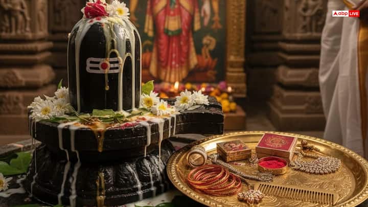 सबसे पहले जल, दूध, दही, शहद, घी और गंगाजल मिलाकर शिवलिंग का अभिषेक करें. साथ ही महादेव को बेलपत्र, चंदन, अक्षत, फल अर्पित करें और मां पार्वती को सोलह श्रृंगार की चीजें चढ़ाएं.