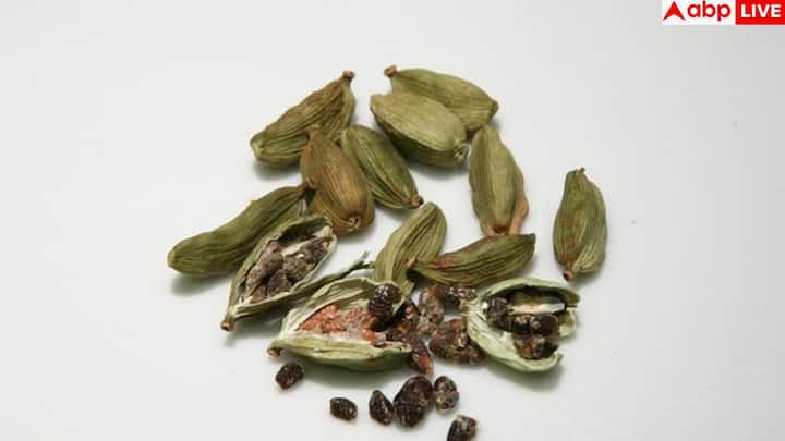 स्किन के लिए भी इलायची किसी नेचुरल ब्यूटी टॉनिक से कम नहीं. इसके डिटॉक्सिफाइंग गुण और एंटीऑक्सीडेंट्स चेहरे पर जमा गंदगी और ऑयल को साफ करते हैं, जिससे पिंपल्स की समस्या कम होती है. यह त्वचा की उम्र बढ़ने की प्रक्रिया को धीमा करता है और नेचुरल ग्लो बनाए रखता है.