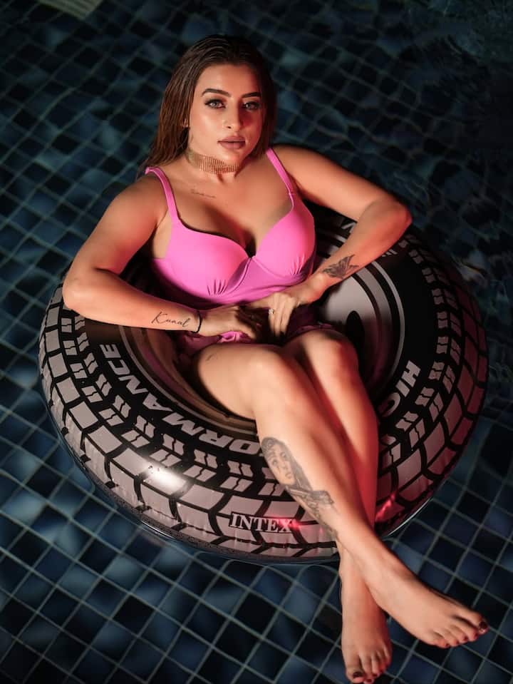 फैशन की दीवानी अंकिता दवे आए दिन अपनी बोल्ड तस्वीरों से फैन्स को हैरान करती रहती हैं। वहीं, उनकी तस्वीरों को देखकर फैन्स की धड़कनें बढ़ गई हैं और कई लोग उनकी तस्वीरों पर दिल और आग वाले इमोजी पोस्ट कर रहे हैं।