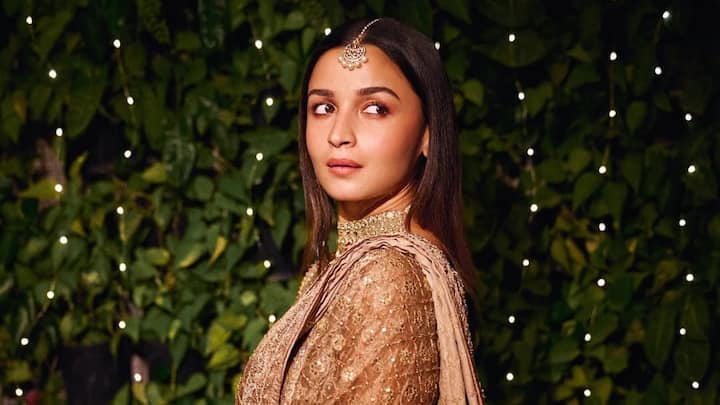 क्लासिक राउंड एलिगेंस: चमकदार पत्थरों से सजे इस नाजुक गोल मांग टीका के साथ आलिया भट्ट शाही आकर्षण का अनुभव करती हैं। उसके मध्य-विभाजित चिकने बालों पर पूरी तरह से सेट, टीका उसके नरम ग्लैम लुक में एक सूक्ष्म चमक जोड़ता है, जो इसे शाश्वत अनुग्रह की तलाश करने वाली दुल्हन की सहेलियों के लिए आदर्श बनाता है। (छवि स्रोत: इंस्टाग्राम/आलियाभट्ट)