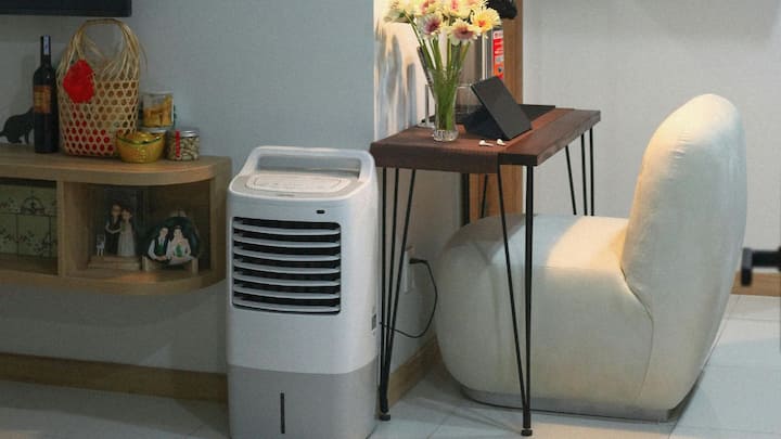 Whereas the Activated Carbon Filter absorbs the odor, smoke and harmful gases present inside the house. Some advanced models also have an Ionizer Filter, which neutralizes small particles present in the air. The second important thing is Coverage Area. If the size of your room is large, then a small purifier will not be able to clean the air.
