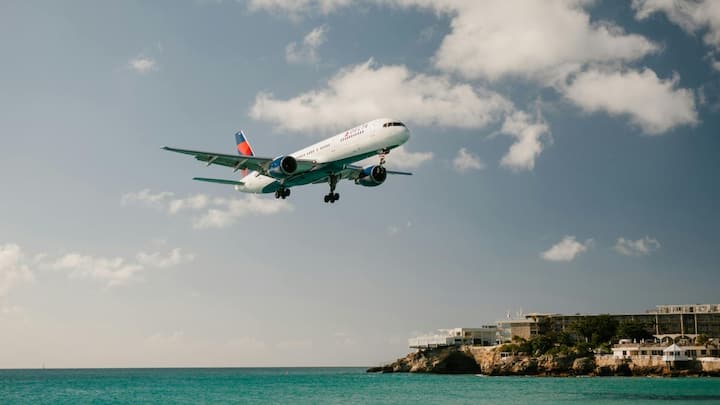 जब पूर्वी हवाएं चलती हैं, तो यह समस्या और गंभीर हो जाती है, क्योंकि तब जहाज द्वारका की ओर से लैंड करते हैं और वसंत कुंज की तरफ से टेकऑफ करते हैं.