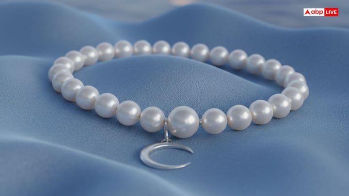 सोमवार के दिन मोती रत्न पहने जाते हैं. क्योंकि यह दिन चंद्रमा से संबंधित है, और ज्योतिष के अनुसार मोती भी चंद्रमा ग्रह का रत्न है. मोती पहनने से मन शांत रहता है जिससे सही निर्णय लेने में मदद मिलती  है.