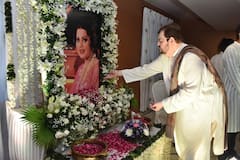 Sulakshana Pandit Prayer Meet: सुलक्षणा पंडित की प्रेयर मीट में भावुक हुए जितेंद्र, नम आंखों से बॉलीवुड सेलेब्स ने दी श्रद्धांजलि