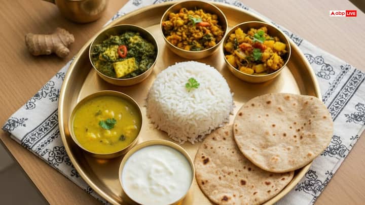 हिंदू धर्म में मान्यता है कि मंगलवार को मांस, मछली, प्याज और लहसुन का सेवन नहीं करना चाहिए. इस दिन सात्विक भोजन करें. शुद्ध भोजन से मन शांत रहता है और नकारात्मक ऊर्जा दूर होती है.