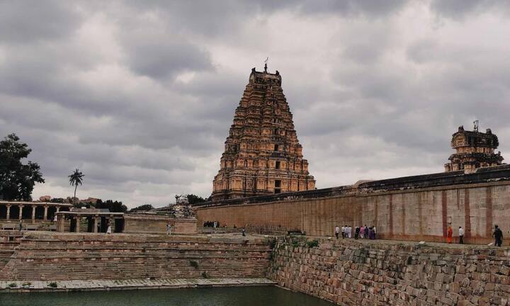 Virupaksha Temple located in Karnataka was built in the seventh century. This temple has been dedicated to Lord Shiva. This temple is one of the most ancient structures of Hampi. Its tall gopuram, carved pillars and murals still reflect the prosperity of the Vijayanagara emperors.