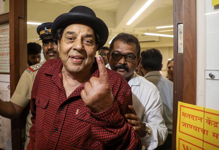 ধর্মেন্দ্রর গুরুতর অসুস্থতার কথা শুনে, অনেক বলি তারকারাই তাঁকে হাসপাতালে দেখতে এসেছেন। প্রত্যেকেই চাইছেন বর্ষীয়ান অভিনেতা দ্রুত সুস্থ হয়ে উঠুন।