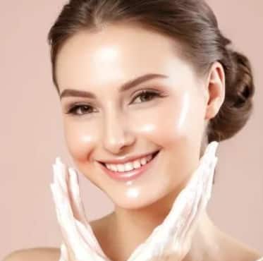 चांगली झोप कोलेजन वाढवते, त्वचेला ताण आणि ओलावा देते. झोपेमुळे रक्ताभिसरण सुधारते आणि त्वचा ताजी दिसते. झोपेअभावी त्वचा कोरडी आणि थकलेली होते.