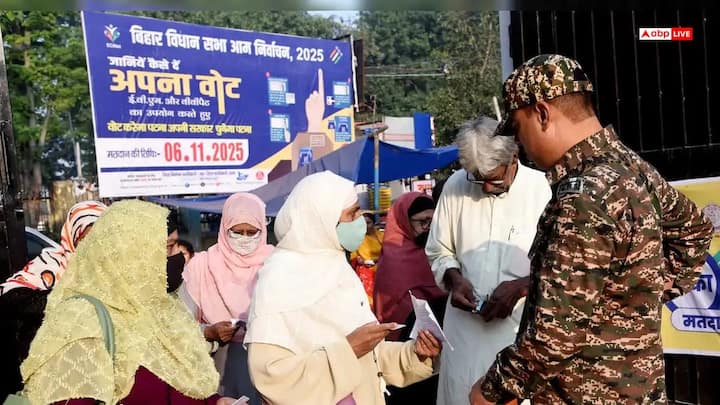 दूसरे चरण के चुनाव से जुड़े आंकड़े भी खास हैं. इस चरण में कुल 122 विधानसभा सीटों पर मतदान होगा, जिनमें 101 सीटें सामान्य श्रेणी की हैं. अनुसूचित जाति के लिए 19 और अनुसूचित जनजाति के लिए 2 सीटें आरक्षित की गई हैं. कुल मतदाताओं की संख्या 3 करोड़ 70 लाख 13 हजार 556 है. इनमें 1 करोड़ 95 लाख 44 हजार 041 पुरुष मतदाता और 1 करोड़ 74 लाख 68 हजार 572 महिला मतदाता शामिल हैं. इस चरण में 5 लाख 28 हजार 954 लोग पहली बार वोट डालेंगे. मतदान के लिए कुल 45,399 बूथ बनाए गए हैं. इस चरण में 1,302 उम्मीदवार चुनाव लड़ रहे हैं, जिनमें 1,165 पुरुष और 136 महिला प्रत्याशी शामिल हैं.