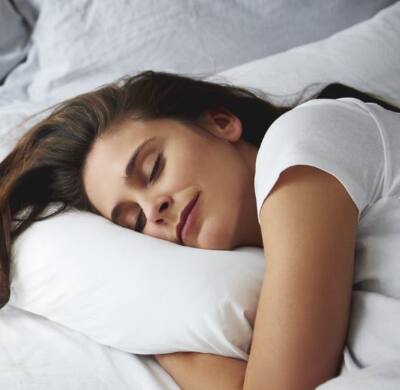 प्रौढांनी रोज 7-8 तास, किशोरांनी 8-10 तास आणि मुलांनी 10-12 तास झोप घ्यावी. मात्र झोपेची गुणवत्ता तितकीच महत्त्वाची आहे. रात्री 10 वाजण्यापूर्वी झोपायला गेल्यास झोप पटकन लागते.