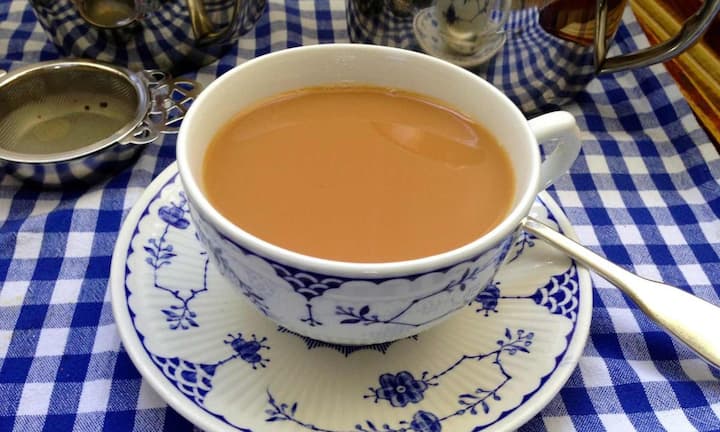 कोशिश करें कि आप ज्यादा कैफीन वाली चाय न पिएं. इसके बजाया आप तुलसी लेमन ग्रास या अदरक की हर्बल चाय पी सकते हैं. यह चाय न सिर्फ सुकून देती है बल्कि कैफीन फ्री भी होती है. वहीं तुलसी को सामान्य चाय के साथ मिलकर भी पिया जा सकता है.