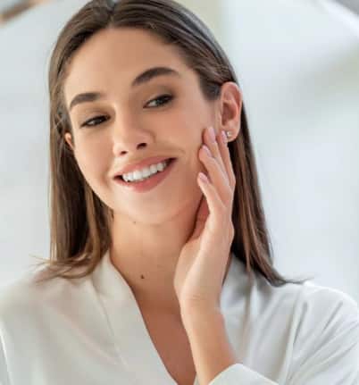 झोपण्यापूर्वी कोमट दूध, त्रिफळा किंवा हलके ध्यान केल्याने मन शांत होते. मंद प्रकाश आणि शांत वातावरण झोपेसाठी चांगले असते.