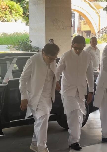 Zayed Khan reached the prayer meet of his mother Zareen Khan with his father Sanjay Khan. During this time the actor was holding her hand to control her.