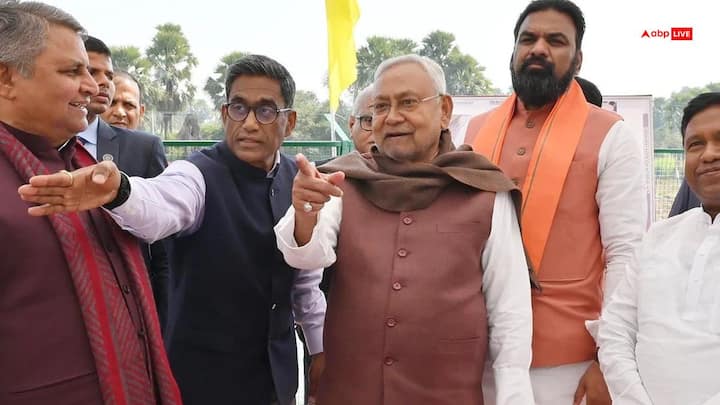 दूसरे चरण में कई दिग्गज नेताओं की प्रतिष्ठा दांव पर लगी है. मुख्यमंत्री नीतीश कुमार की कैबिनेट के कई मंत्री इस दौर में मैदान में उतर रहे हैं. सुपौल से बिजेंद्र प्रसाद यादव चुनाव लड़ रहे हैं, जबकि चकाई सीट पर सुमित कुमार सिंह अपनी किस्मत आजमा रहे हैं. झंझारपुर से नीतीश मिश्रा और अमरपुर से जयंत राज भी चुनावी मुकाबले में हैं. छातापुर में नीरज कुमार सिंह ‘बबलू’, बेतिया में रेणु देवी, धमदाहा में लेशी सिंह, हरसिद्धि से कृष्णनंदन पासवान और चैनपुर सीट से जमा खान भी इस चरण के प्रमुख उम्मीदवारों में शामिल हैं.