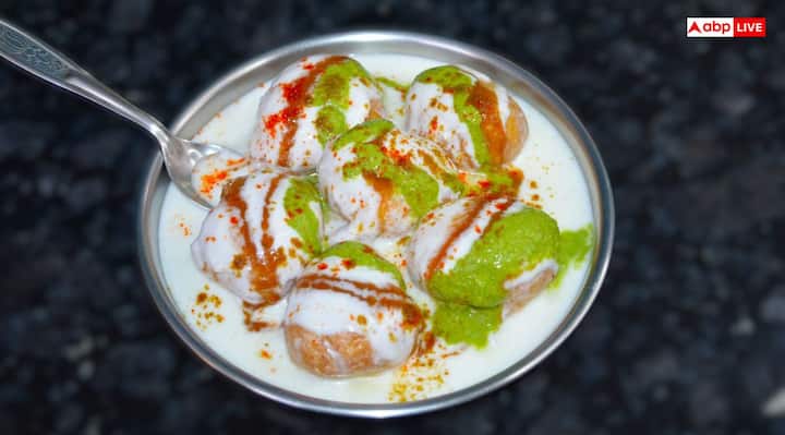 दही वड़ा- मान्यता है कि दही वड़ा का भोग लगाने से काल भैरव महाराज की उग्र उर्जा शांत होती है. साथ ही उड़द से बने दही वड़ा भोग लगाने से जीवन में संतुलन और स्थिरता भी बनी रहती है.