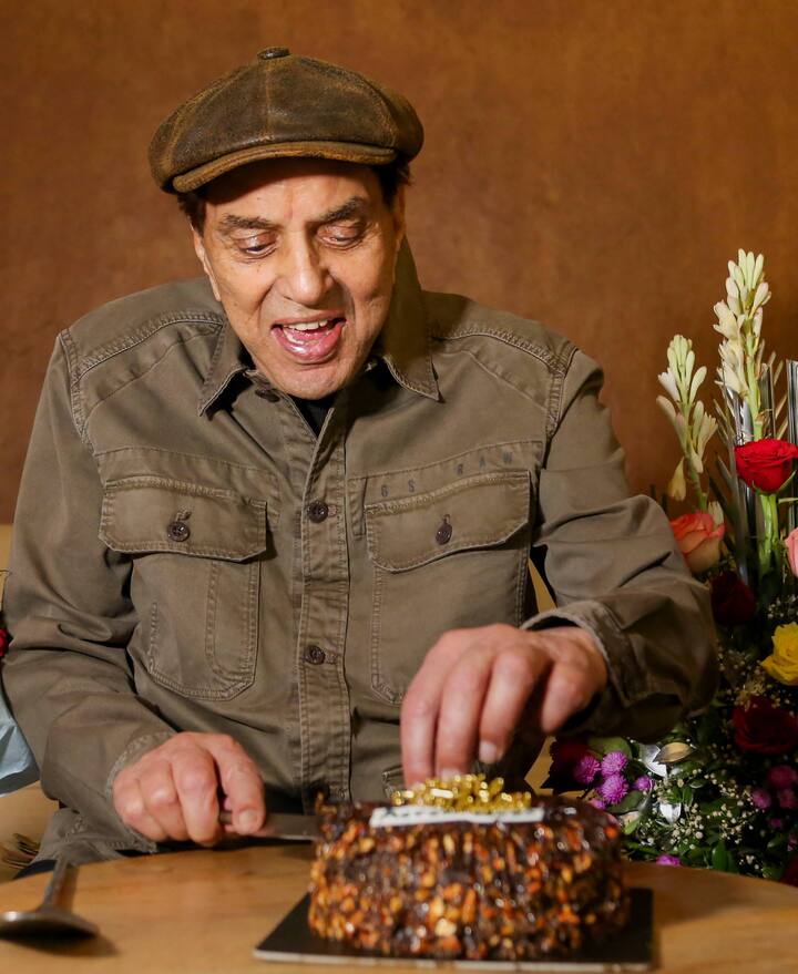 এরপরে, 'আনপড়' (Anpadh), বন্দিনী (Bandini), অনুপমা (Anupama) ও 'আয়া সাওন ঝুম কে' (Aaya Sawan Jhoom Ke) সিনেমায় অভিনয় করেছিলেন তিনি।