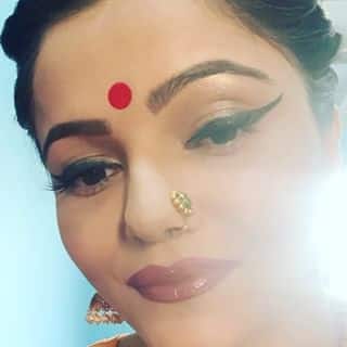 Rubina Dilaik wore a nose pin in the serial Shakti. She used to wear big nosepins in this show. In such a situation, if you also like your nose pin, then you can copy this look of Rubina.